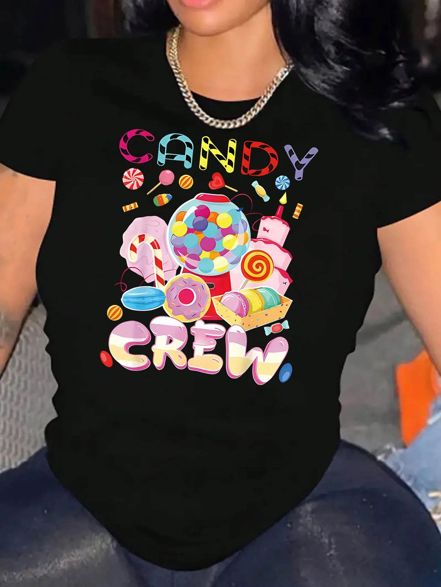 

Женская футболка Candy Crew с графическим принтом — черная повседневная футболка с короткими рукавами и круглым вырезом с красочным геометрическим дизайном конфет