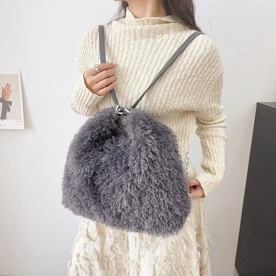 

Chains Backpack For Women Faux Fur Shoulder Underarm Bags Winter Large Capacity Commuter Plush Totes Bag Warm Zip Clutch Purse