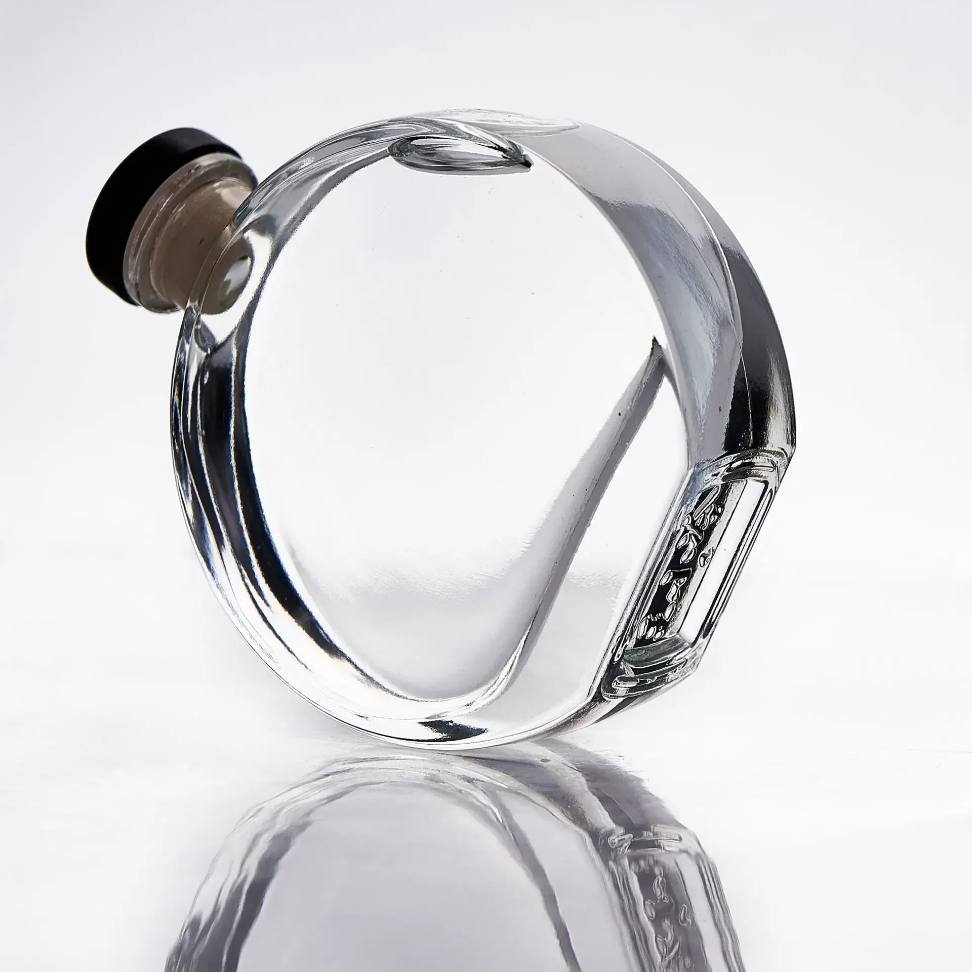 Round Shaped Whiskey Decanter for Liquor, Scotch Bourbon, Easy Carry, Lead-Free Glass, Outdoor, 50ml