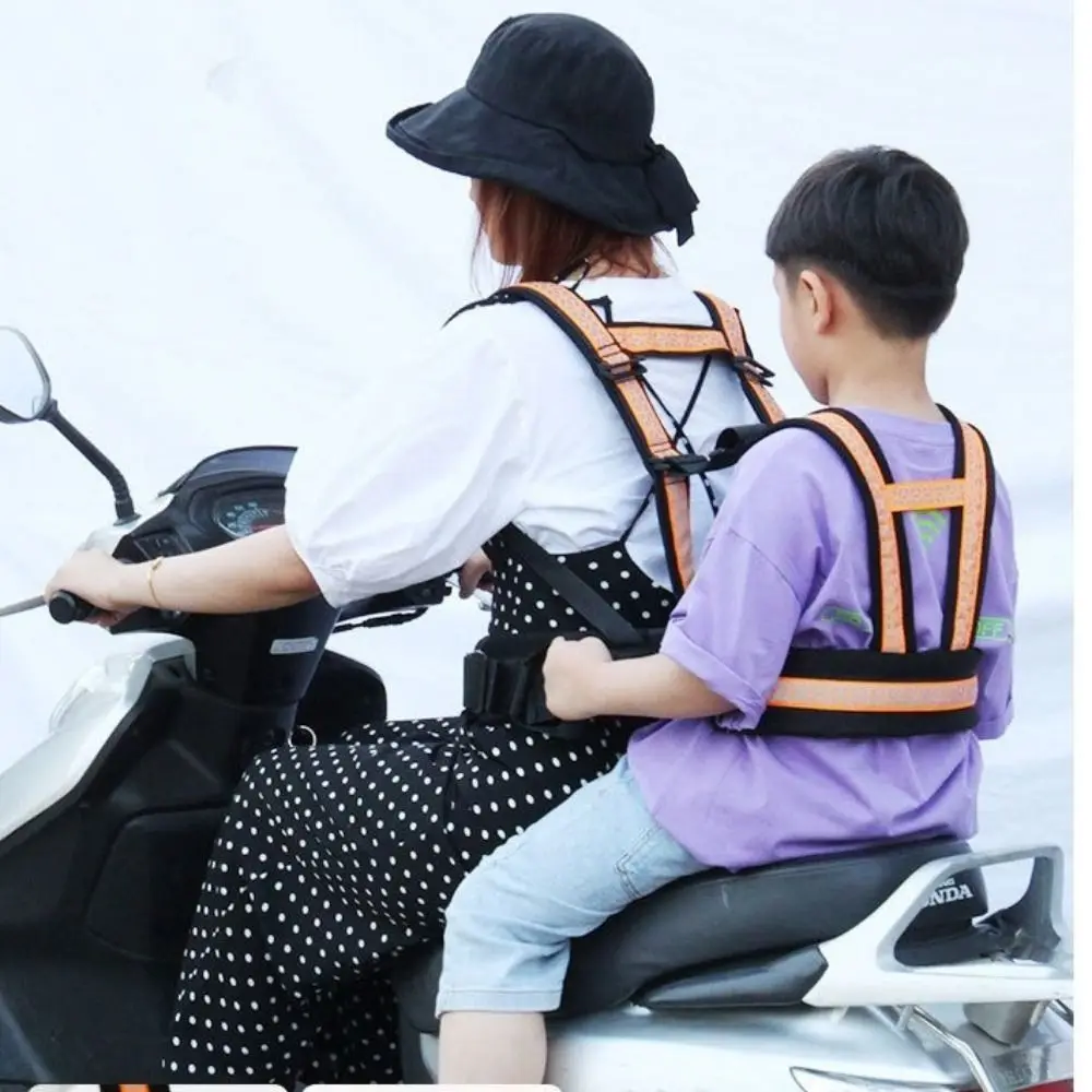 เข็มขัดนิรภัยสำหรับเด็กบนมอเตอร์ไซค์ ระบายอากาศได้ดี มีหูจับสองข้าง สายรัดสะท้อนแสง ป้องกันการลื่นหลุด ป้องกันการพลัดหลง