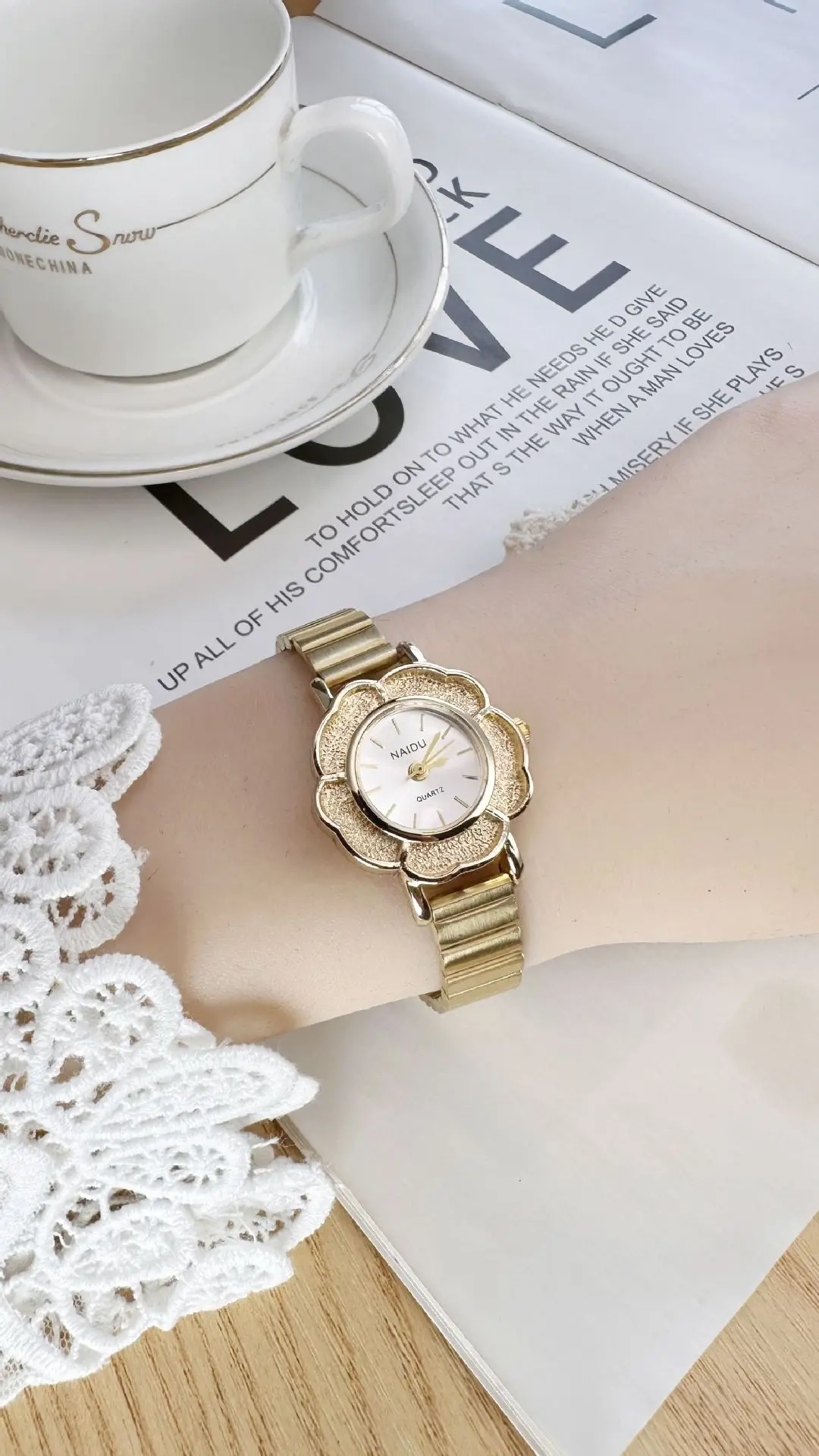 Новые ретро женские золотые часы для пожилых людей с инкрустацией бриллиантами, винтажные темпераментные часы с циферблатом камелии, нишевые женские модные кварцевые наручные часы