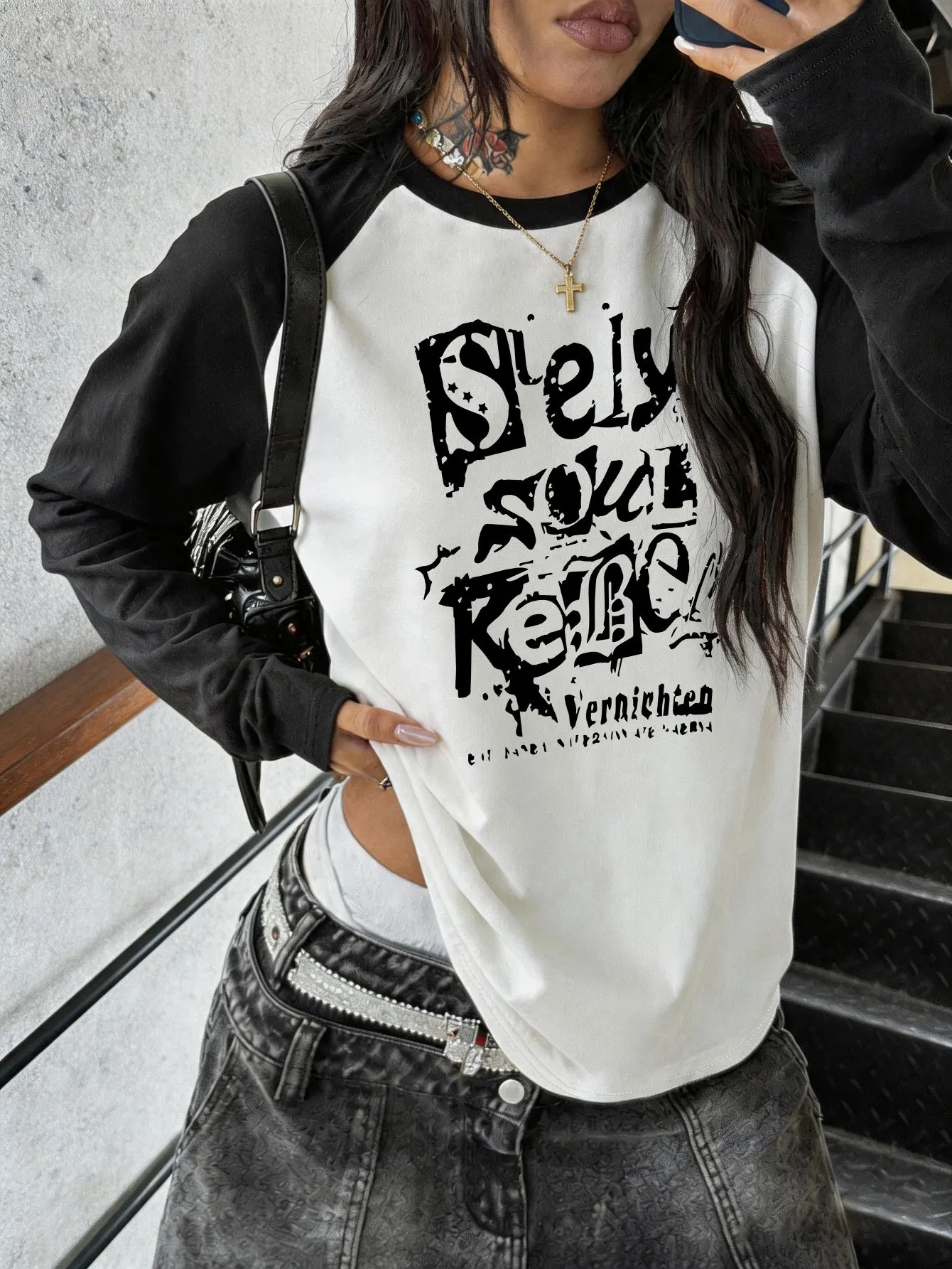 Women's Casual Versatile Raglan Long Sleeve Tops American Vintage-style T-shirt Street-style Graffiti Letter Print Clothes Femme