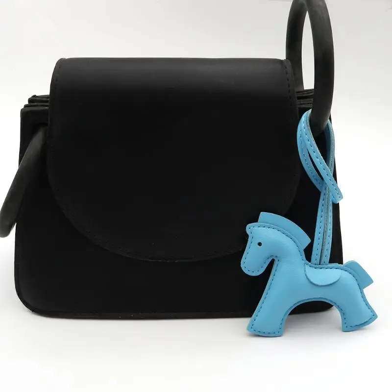 Petit breloque poney haut de gamme en cuir PU pour dames ; Porte-monnaie cheval coloré, bibelots, pendentif de véhicule, souvenir d'anniversaire