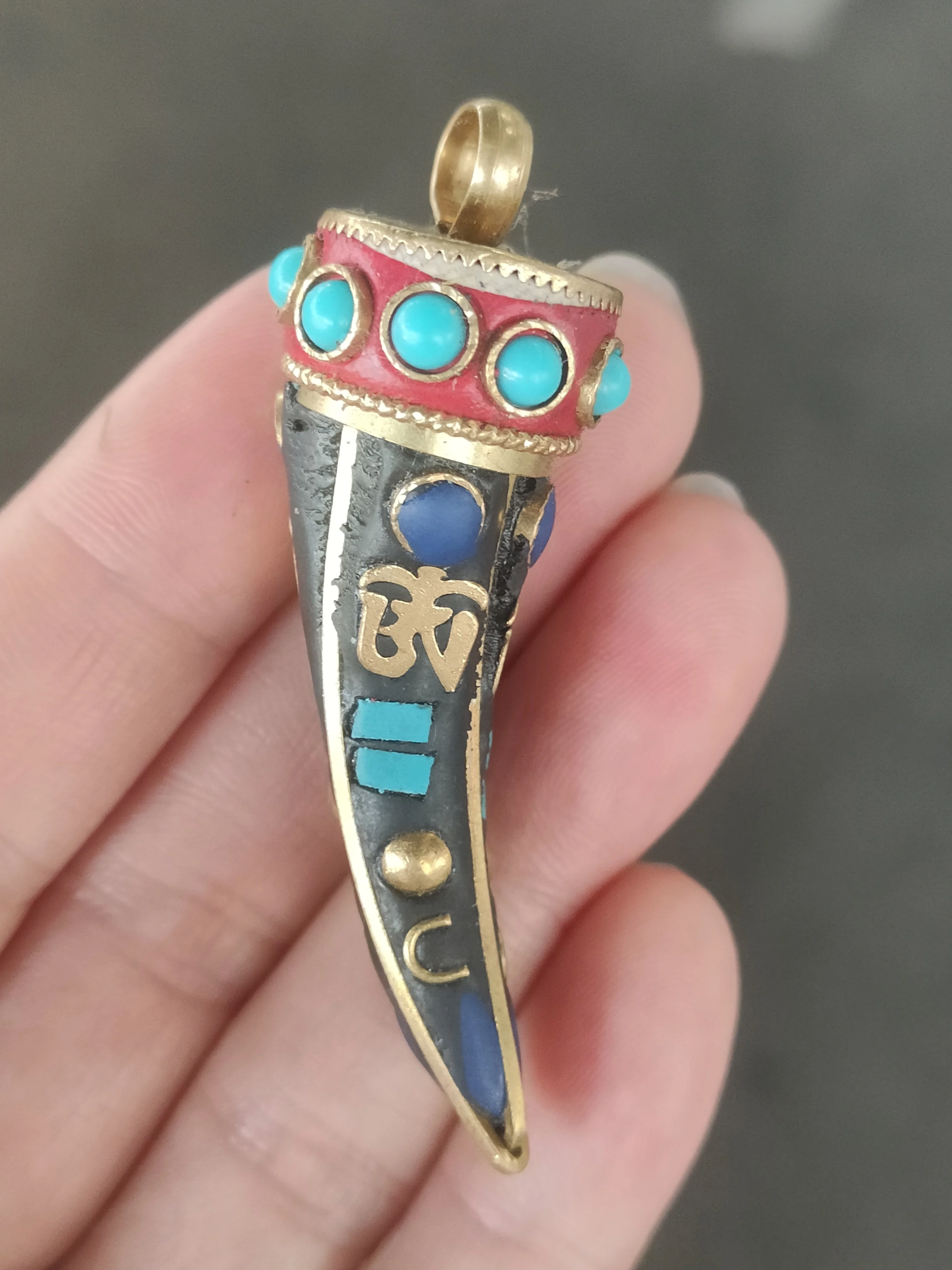 

Exquisite fashion turquoise inlaid pendant men's and women's national wind guardian pendant