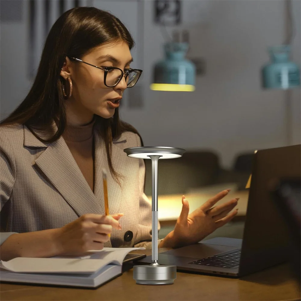 Lampada da tavolo a LED senza fili DC5V Lampada da comodino in metallo ricaricabile USB Sensore tattile e luminosità dimmerabile per studio/caffè/bar