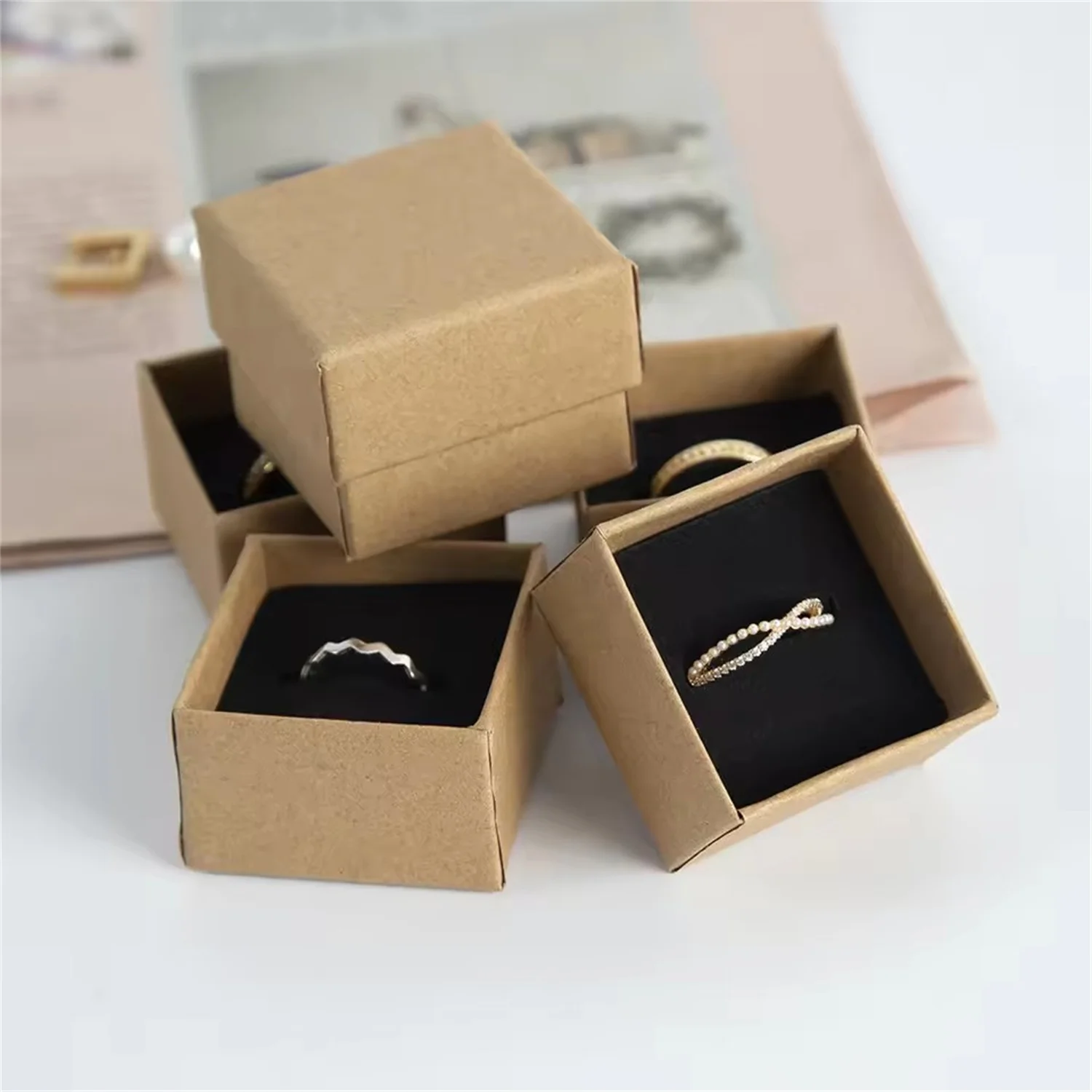

100Pcs 4x4x3cm Brown Jewelry Kraft Box Ring Paper Cardboard Packaging Boxes Travel Wedding Favors Organizer Inside Black Sponge