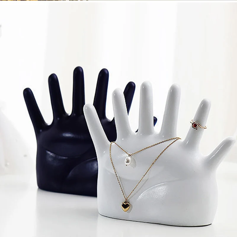 

2022 Newly Paint 6 Fingers Resin Medium Rings Necklace Jewelry Display Stand Side Portrait Model Earrings Necklace Display Prop