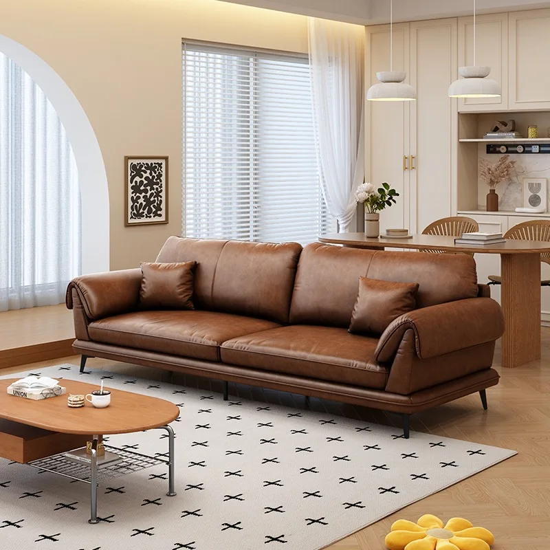

Простой кожаный диван. Домашний диван для гостиной. Ретро минималистский размер. Комбинация квартир. Прямой ряд кожи.