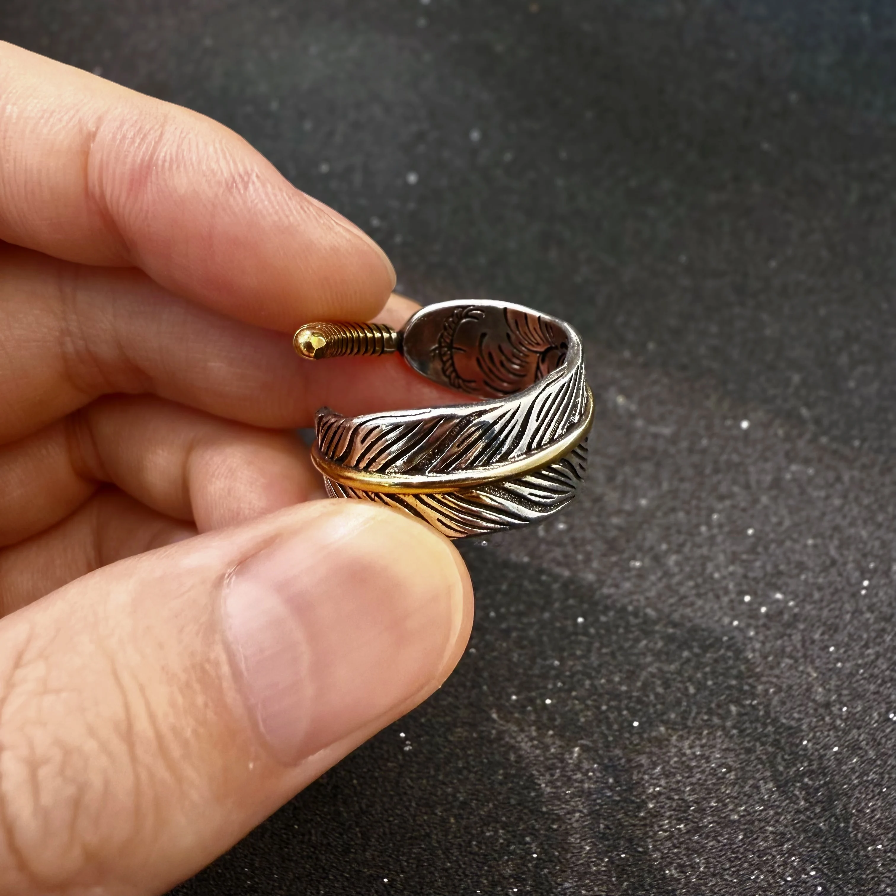 Retro Goldener Feder-Graffiti Verstellbarer Offener Ring für Männer Punk Gothic Edgy Versilbertes Messing Schmuck Biker-Accessoires Geschenk – Detail 8