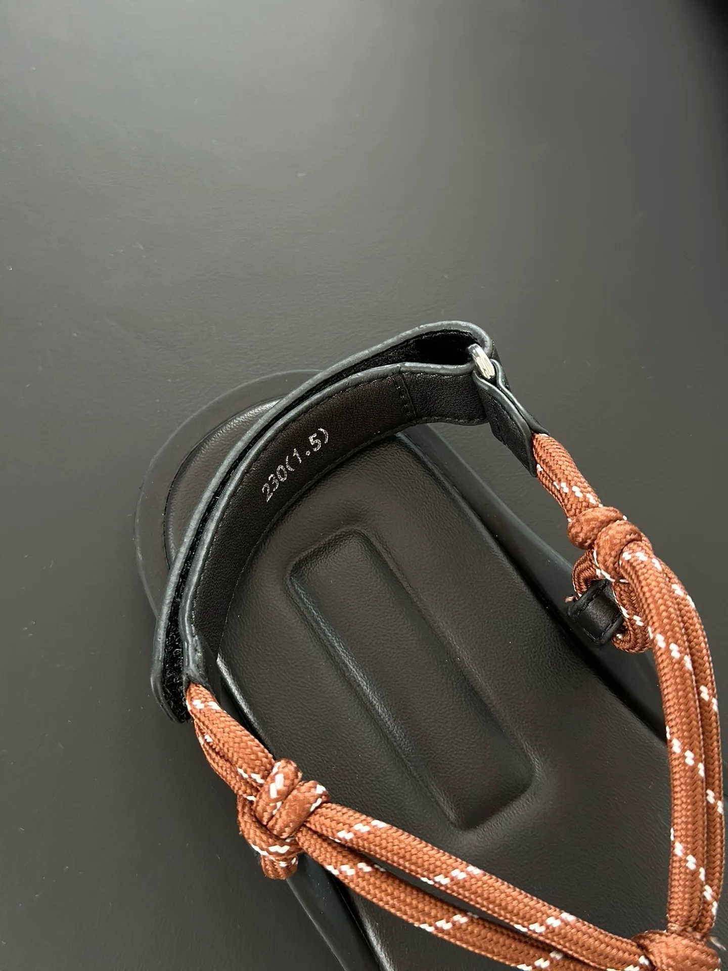 Sepatu Wanita Musim Panas yang Kering, Sandal Kulit Sapi Tali Rami Retro Prancis, Sepatu Datar Minimalis, Sandal Wanita