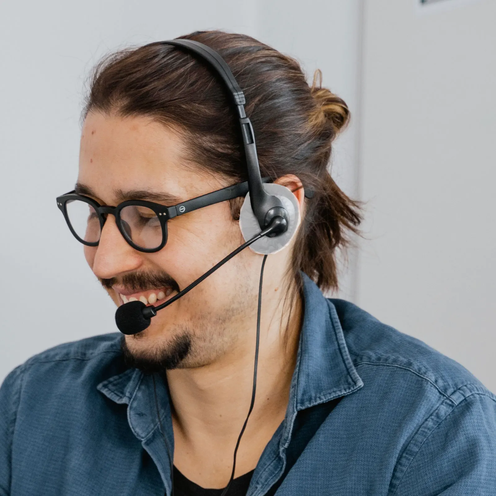 

100Pcs Ear Pads for Headset Disposable Nonwoven Earpad Covers Reusable Sound All Over Ear Headphones White