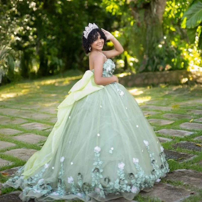 Vestido de quinceañera verde menta con hombros descubiertos, capas de flores 3D, cola larga, lazo, vestidos de 15 quinceañera ﻿ Personaliza