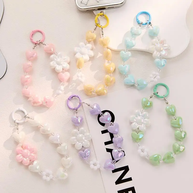 Kurzes Handgelenkseil mit buntem Blumenkettenanhänger, Anti-Verlust-Schutz, süßes Handy-Lanyard mit Blumen- und Herzperlen. – Detail 2