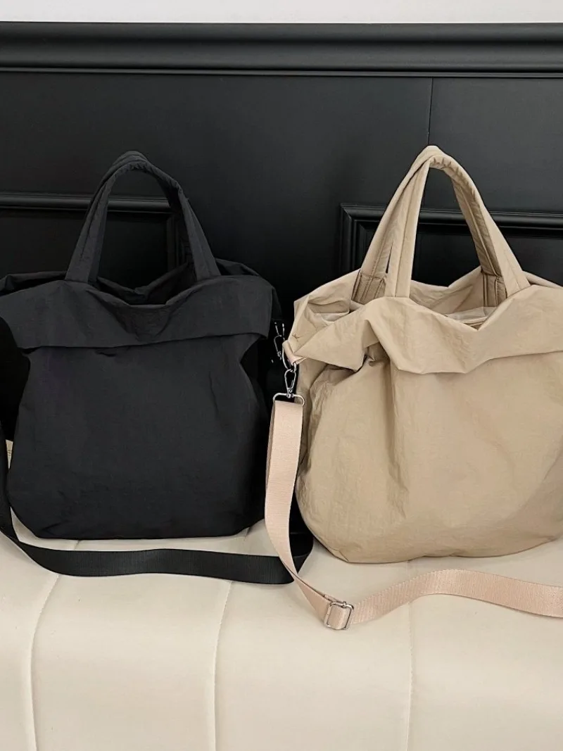 CEEKAY Mattschwarze, gekräuselte Nylon-Umhängetasche, übergroße, weiche Umhängetasche mit einfacher Überschlagöffnung, breiter, verstellbarer Stoffriemen, lässige Handtasche – Detail 8