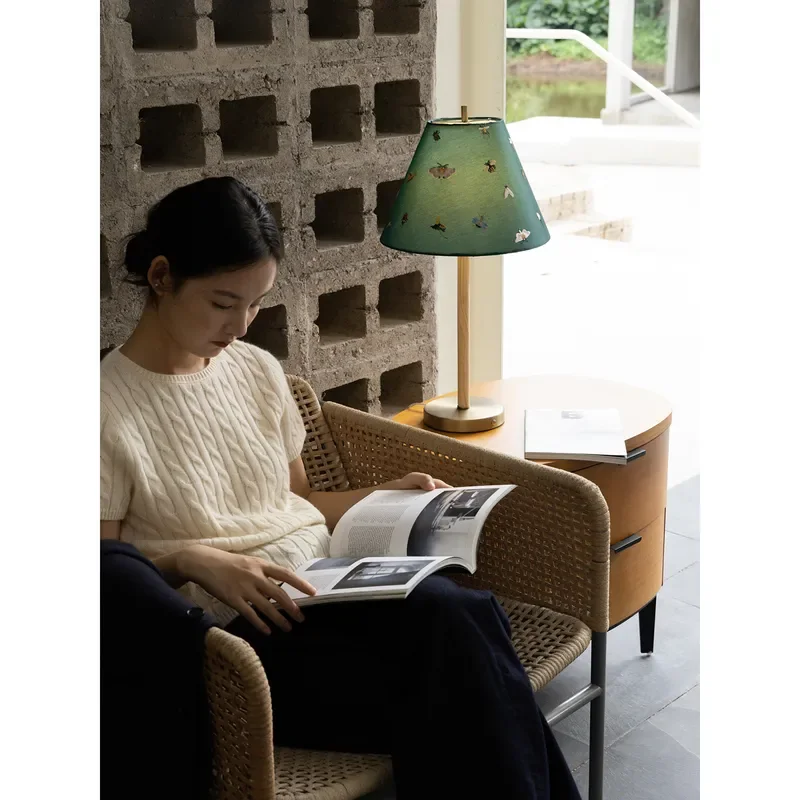 Vintage French Butterfly Embroidery Table Lamp Retro Log Base Bedside Light Antique Style Decorative Desk Lamp for Bedroom