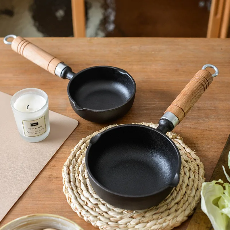 Cast iron pan Multi-purpose milk pan and egg frying pan with grease nozzle for home cooking