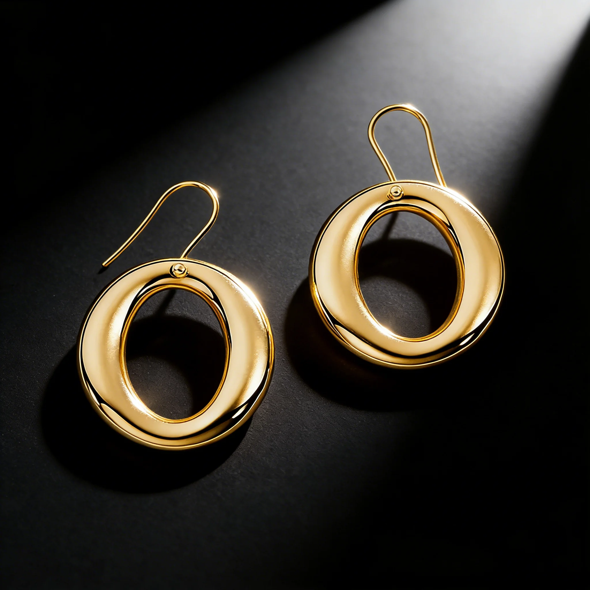 

Stylish and simple oval earrings in 925 sterling silver, smooth finish, suitable for parties and everyday wear.