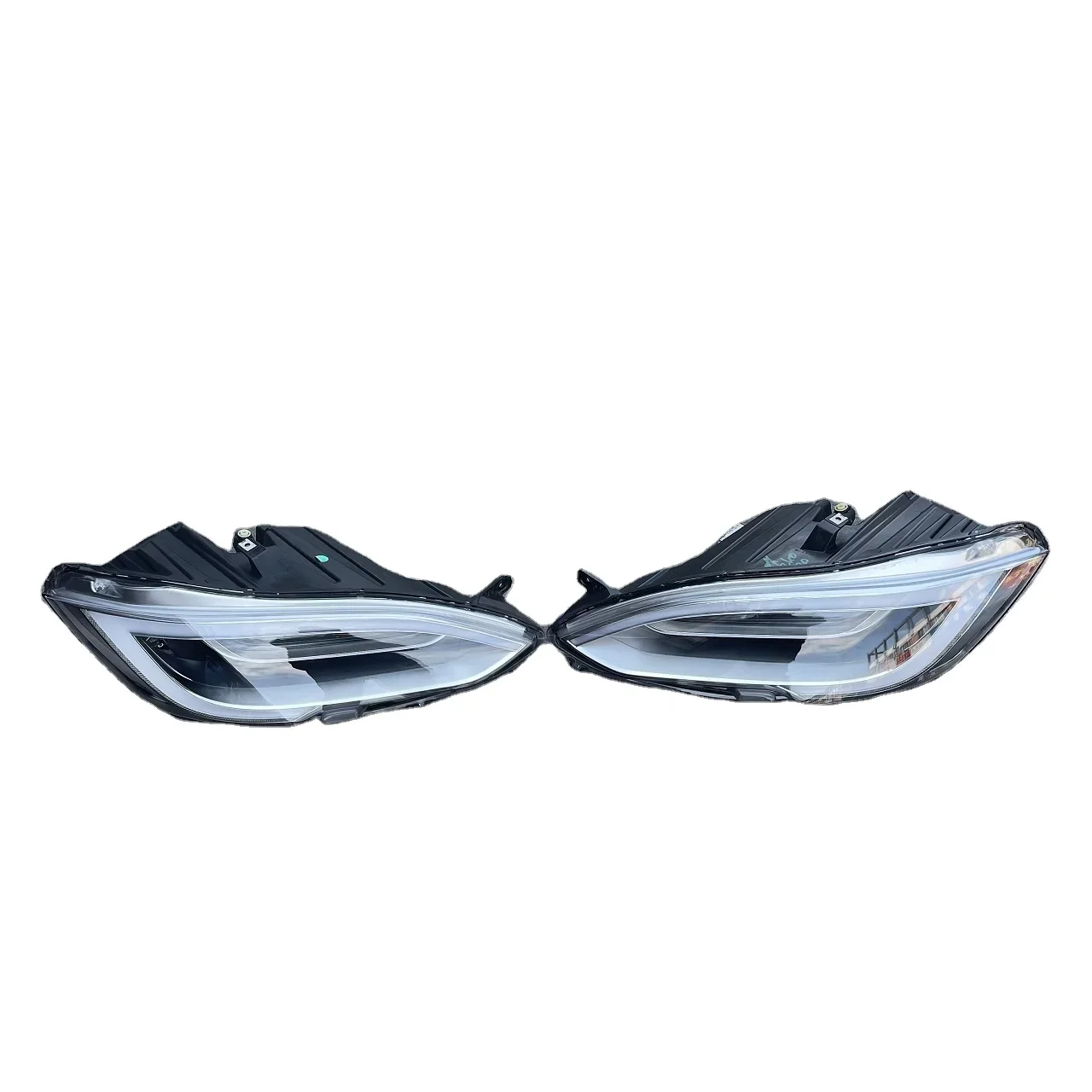 

Automotive LED front lighting headlights are suitable for modelS models.1053579-00-F