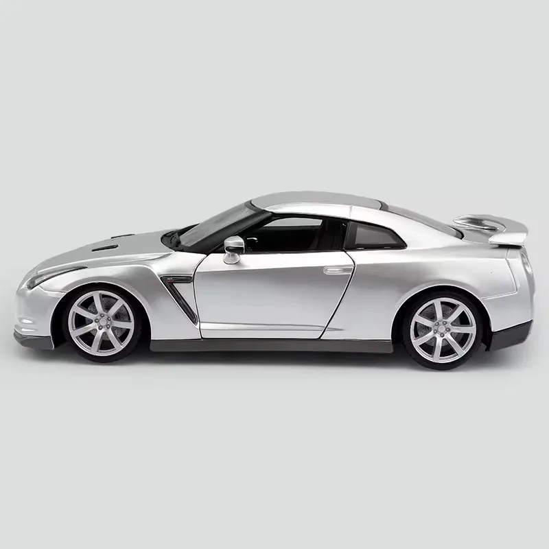 Bruago 1:18 2009 Gt-R 35 Silver Nissan Simulation Alloy Car Model Enthusiast Collection Static Ornament Car Collectibles Gift