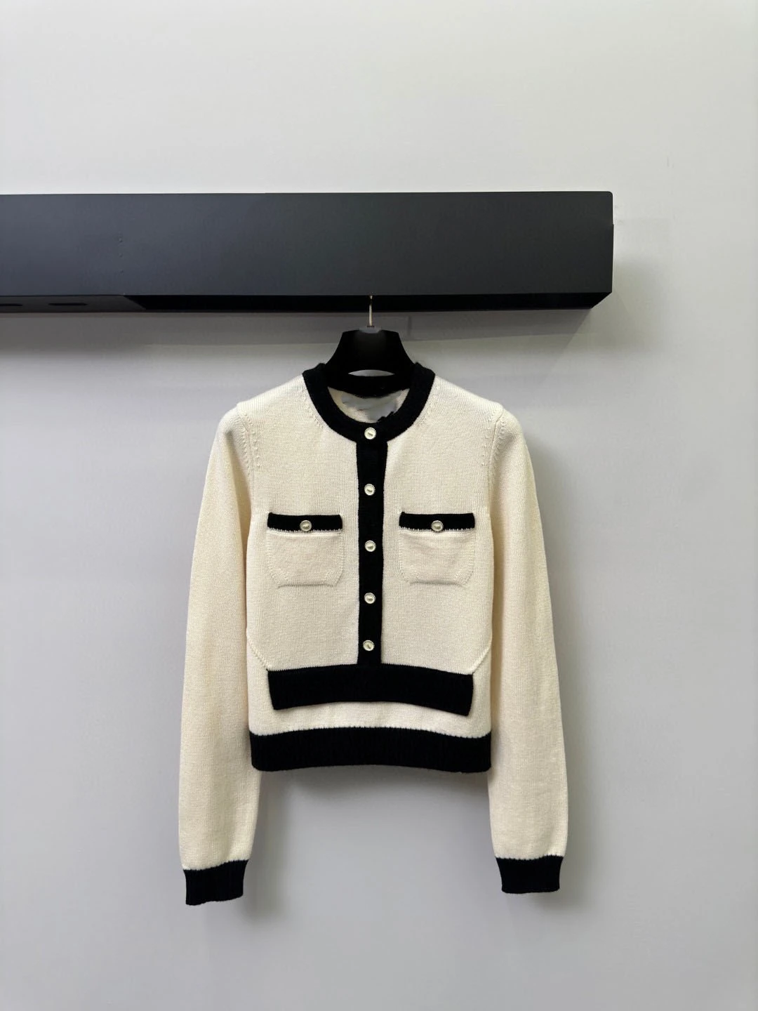 

Высококачественный шерстяной вязаный кардиган унисекс с круглым вырезом, модный, на одной пуговице, с четырьмя карманами, для повседневной носки.