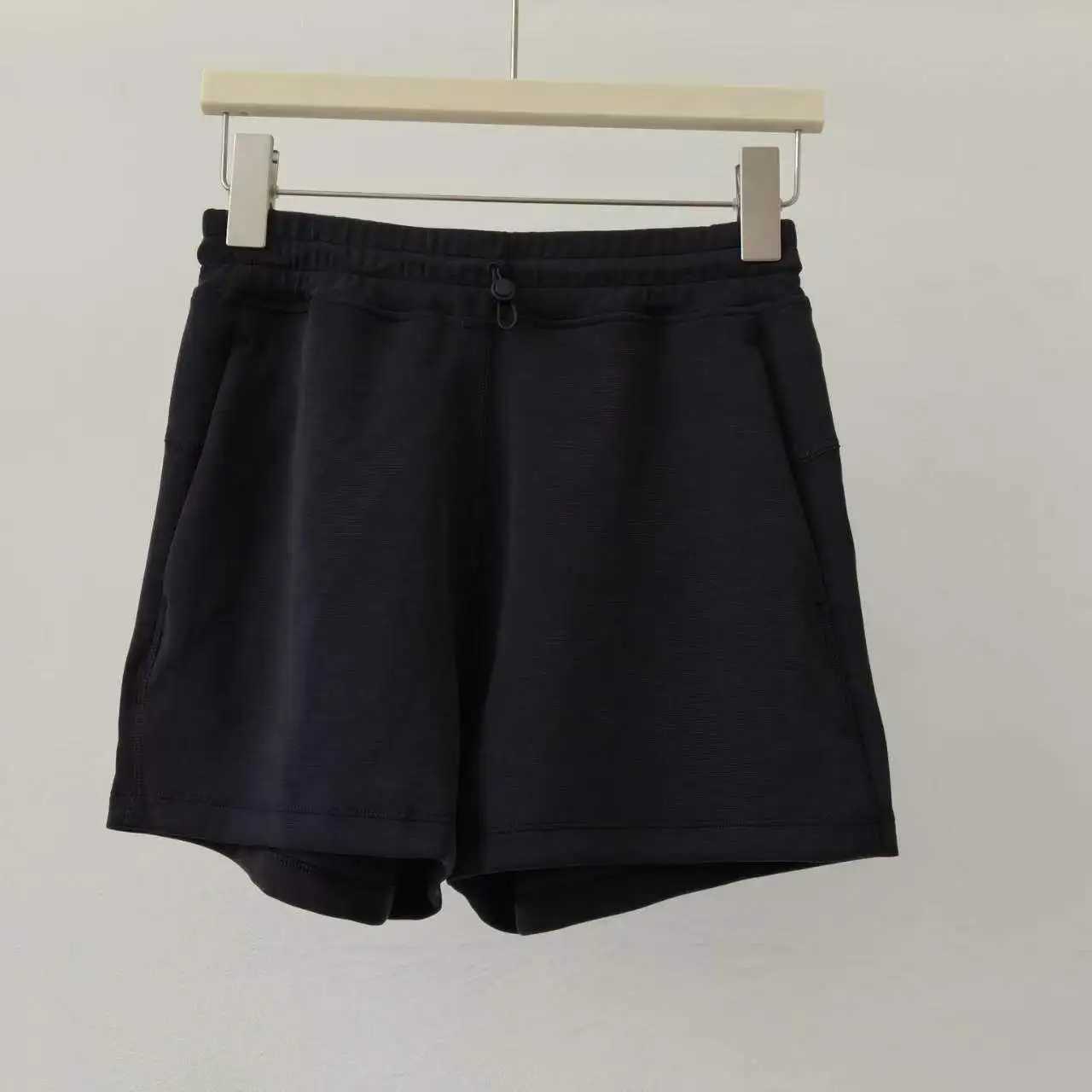 Sandgewaschene Modal-High-Waist-Shorts mit verstellbarer Schnalle für Laufsport und Yoga, schnelltrocknend und atmungsaktiv. – Detail 7
