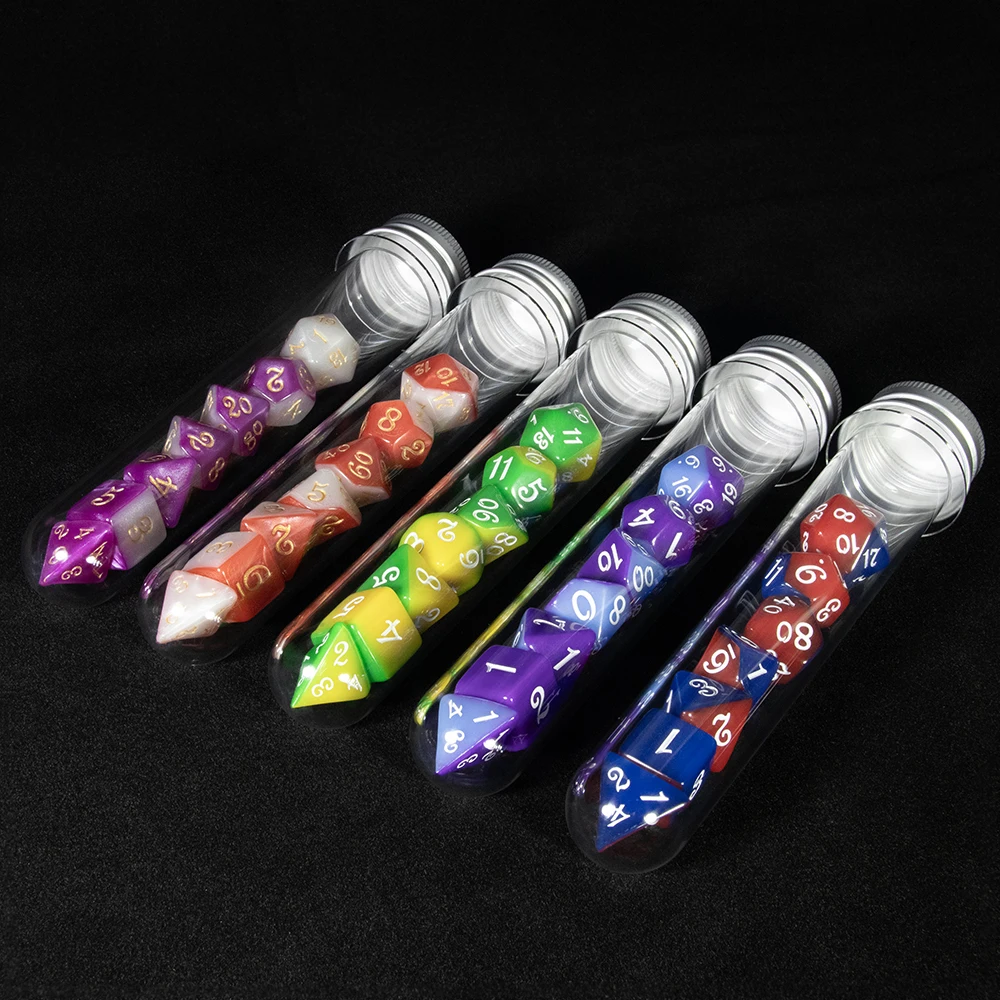 

Набор из 7 многогранных кубиков, с 7 кубиками DND и трубкой, для ролевых игр, идеально подходящих для энтузиастов DND.