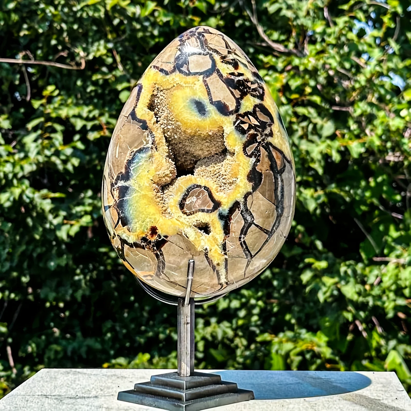 A natural dragon egg sculpture, revealing the interior of a crystal,is perfect for bohemian-style home décor,holiday decorations