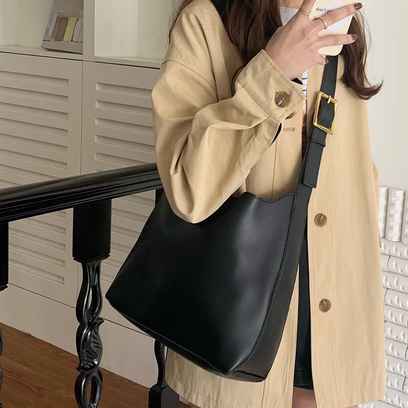 Versatile Large Capacity Tote Bag for Women\'s New Lazy Style Mother and Child Water Bucket Bag Retro Brown One Shoulder Crossbod