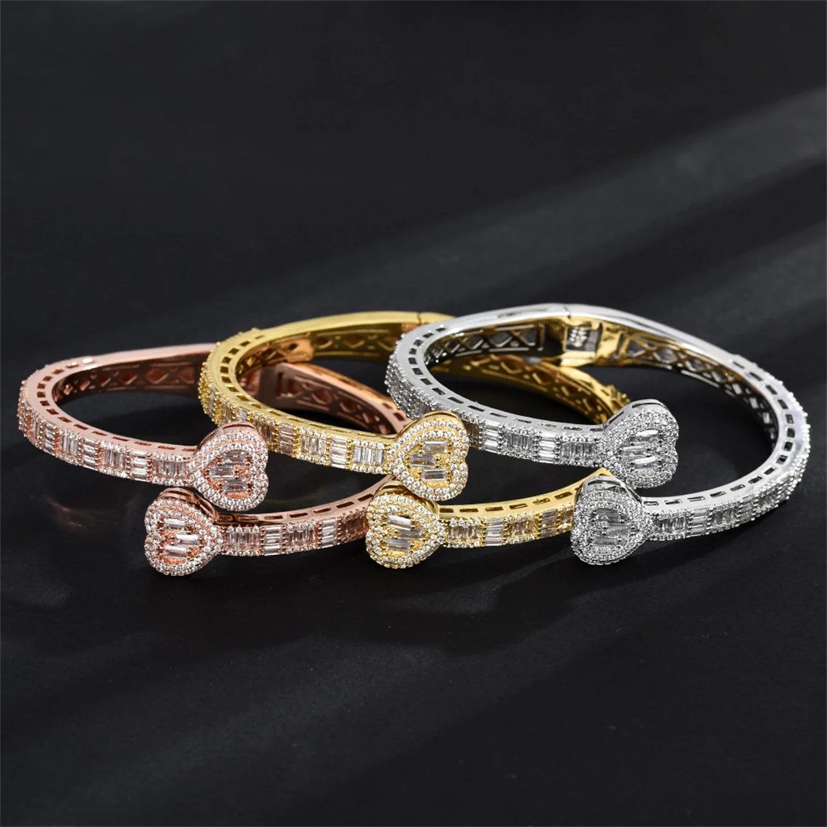 

WAKA Luxury Women’s Bangle Bracelet Elegant Heart Shape Design Trendy Fashion Jewelry Adjustable Wrist Cuff for Gift Party