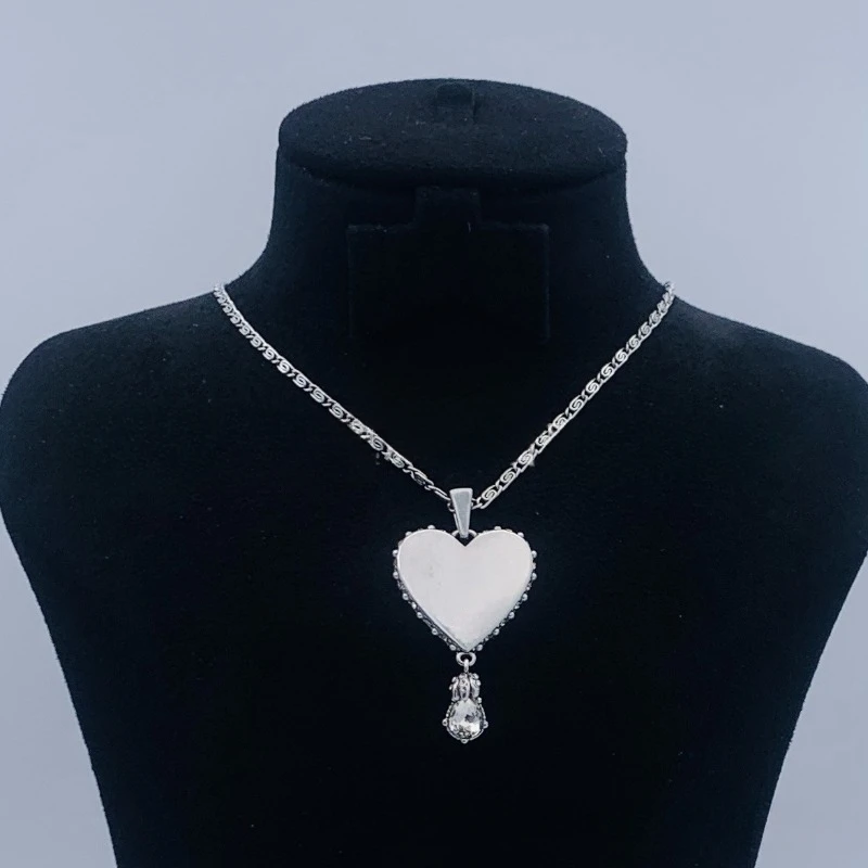 

Новое ожерелье 2025 года. Элегантный кулон в виде белого сердца. Обеспечивает романтика и элегантность.