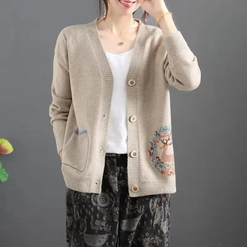 Autumn New Retro Loose Versatile Women\'s Patchwork V-neck Button Pocket Cardigan Sweater Embroidered Long Sleeved Knitted Top