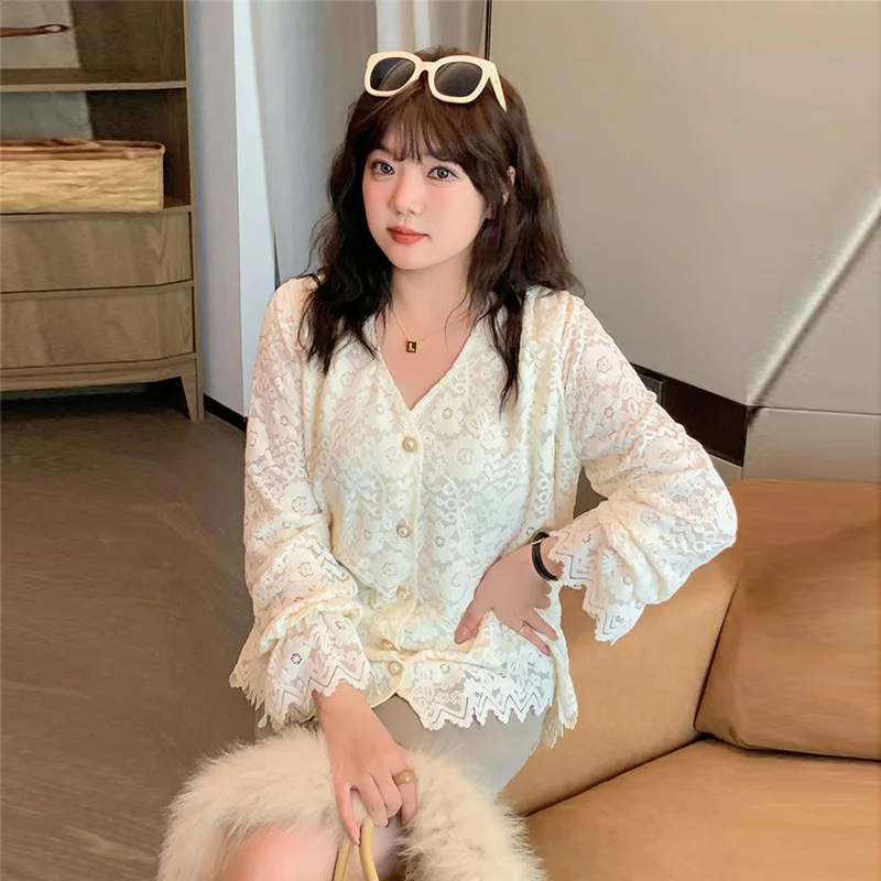 春秋レースシャツ女性 2026 新ファッションルーズカジュアルトップスピュアカラーボタン気質 V ネックアウター女性