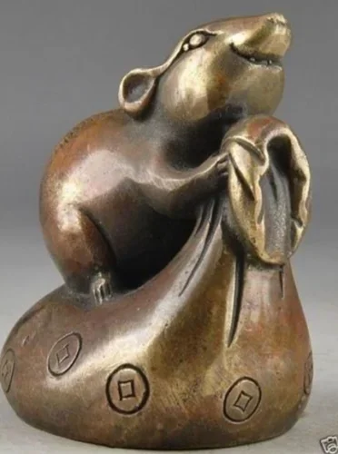 古い真鍮の古代の神の像手作りの槌で打たれたマウスの像