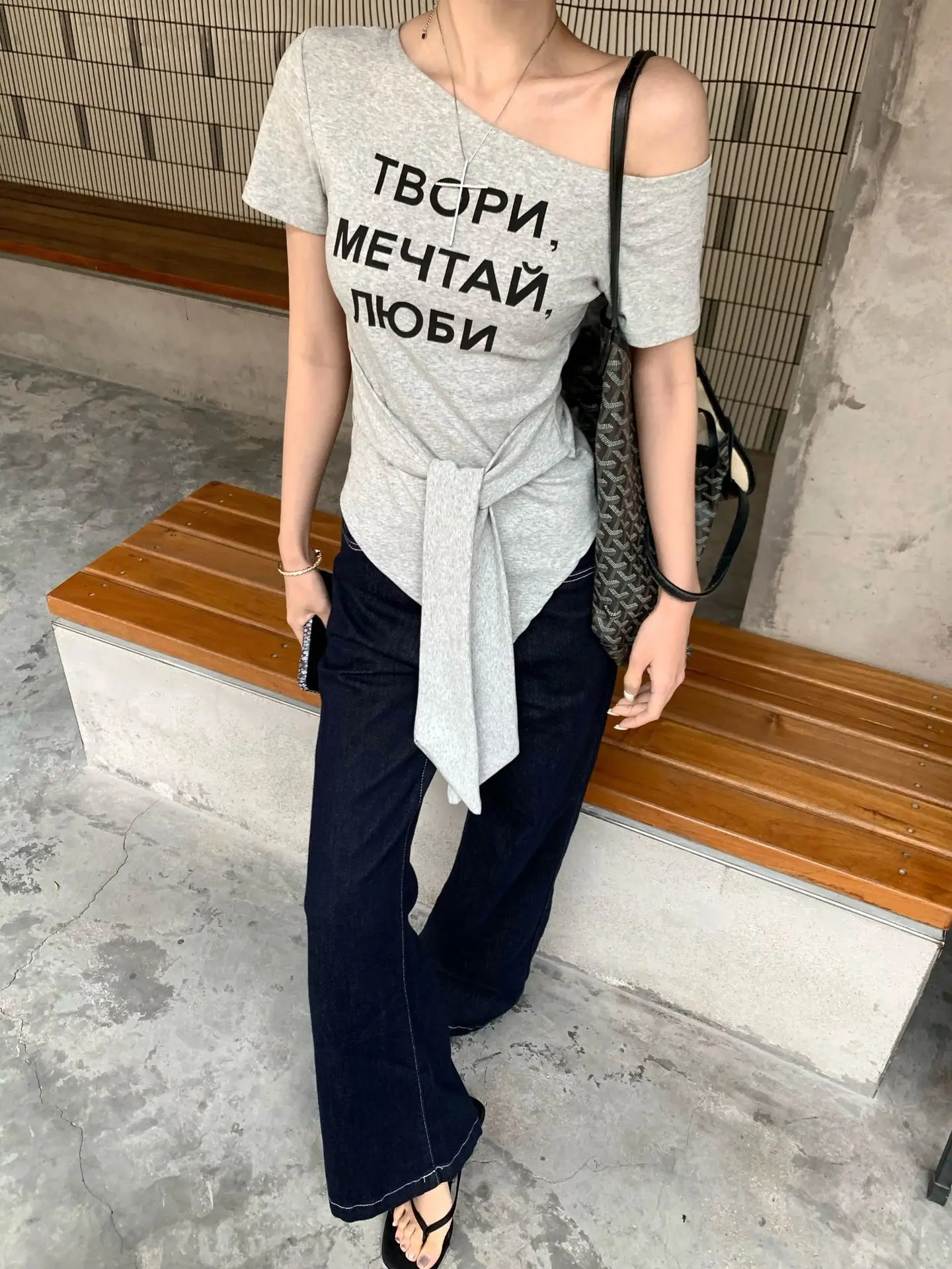Damen Sommer T-Shirt mit Buchstaben-Print, One-Shoulder, Kurzarm, Slim-Fit Top, Mädchen Kurzes Studenten-Basisshirt, Lässiges T-Shirt für Frauen – Detail 8