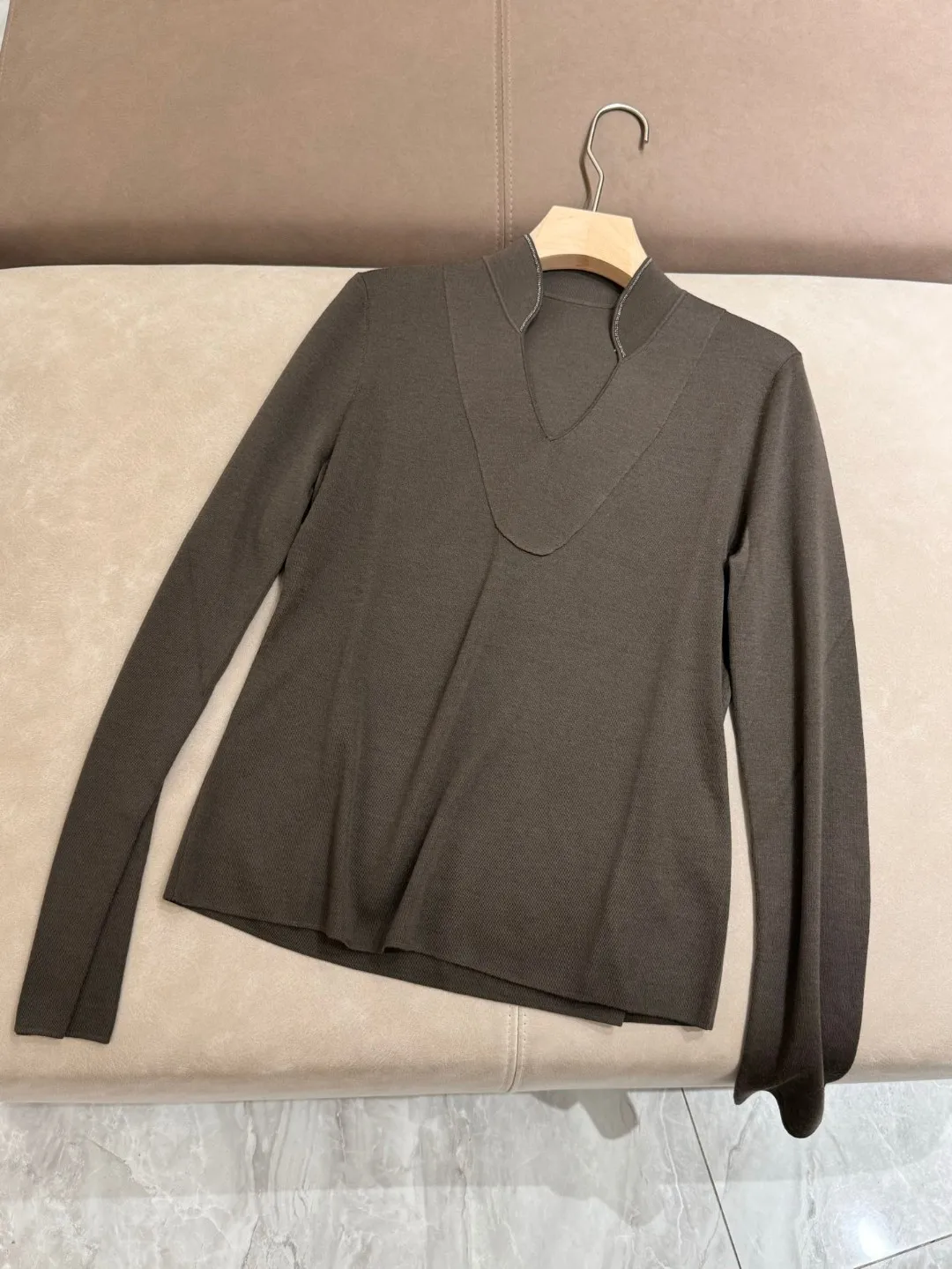 Early-autumn merino wool basic sweater with V-shaped small stand collar