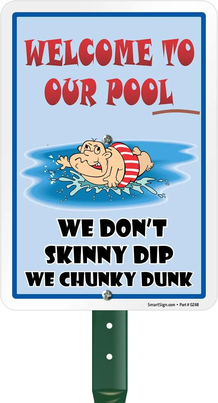 SmartSign Letrero de patio para cachorros de césped, 10 x 7 pulgadas, "Bienvenido a nuestra piscina, no teje magro, We Chunky Dunk", con estaca de 18 pulgadas, 40 m