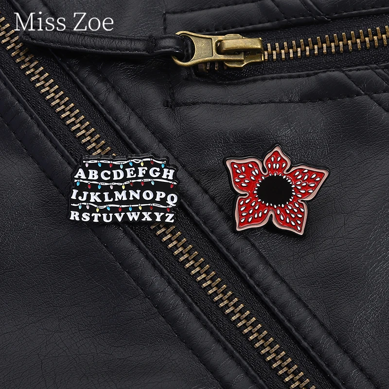 

Strange Red Big Mouthed Flower Enamel Pin Fantasy Alphabet Metal Brooch Lapel Backpack Badge Jewelry Accessories Gift For Friend