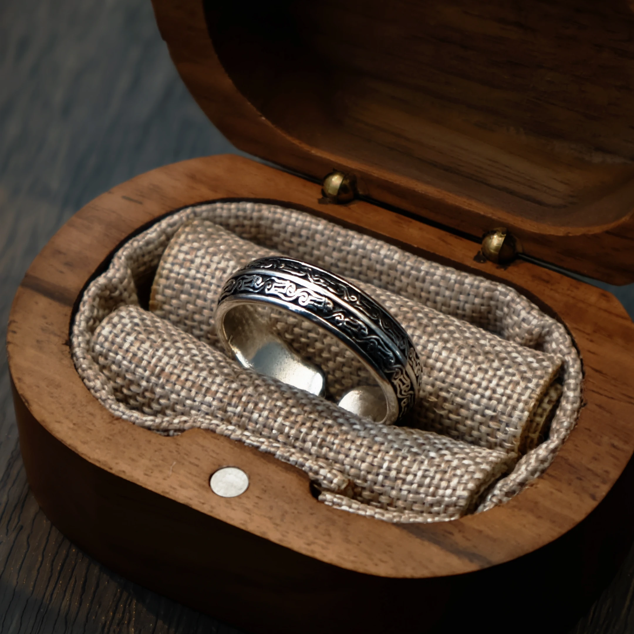 Retro-Zoomorphales Spiralmotiv Verstellbarer Offener Ring für Männer, Versilbertes Messing, Gotischer Edgy-Schmuck, Historisches Accessoire, Geschenk – Detail 10