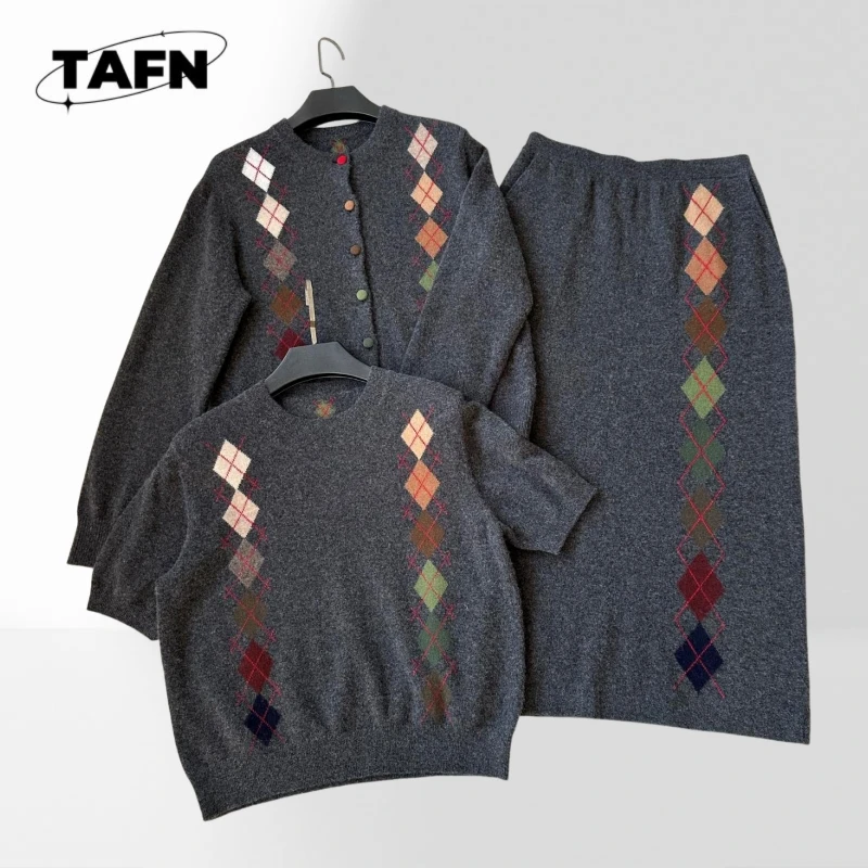 

Comfortable Two-Piece Women's Skirt Set for Relaxed Summer Days Casual Women's Skirt Set, Perfect for Day-to-Night AK1713