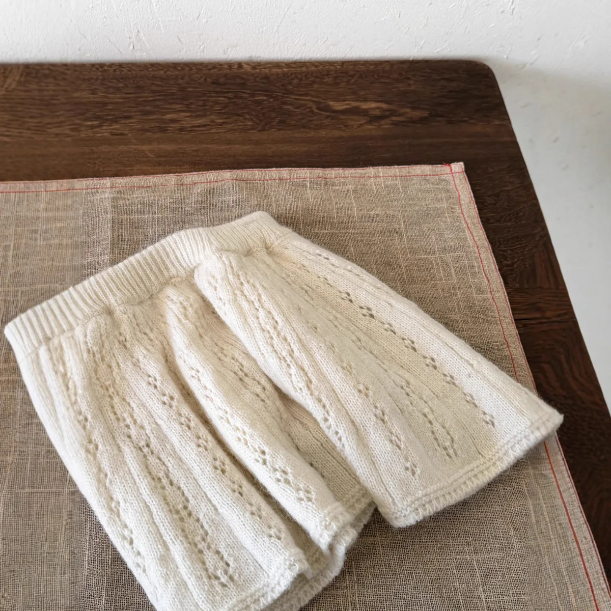 الفتيات نمط المشمش نسيج جوفاء محبوك تنورة الأطفال الخريف والشتاء لطيف الرياح كلمة تنورة