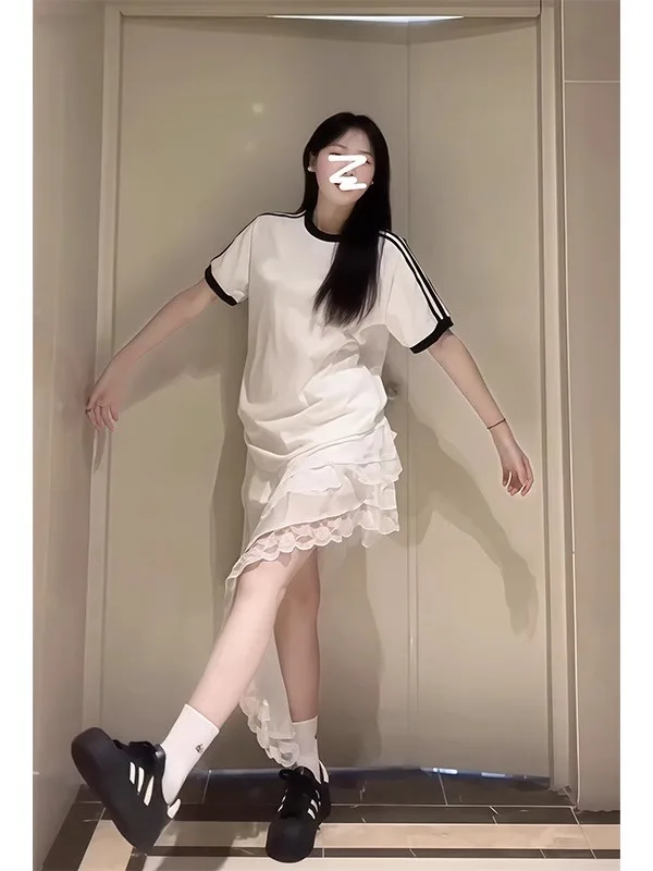 تنورة ميدي غير متماثلة بحواف دانتيل بيضاء للنساء تصميم جديد لربيع وصيف بخصر مرتفع وحافة مائلة على الطراز الكوري للعمل