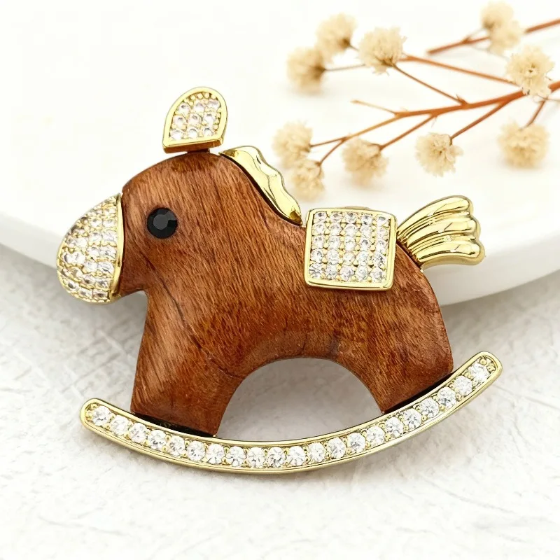 

Детская причудливая деревянная брошь-лошадка на подвеске из медного сплава с позолотой и микроинкрустацией цирконами, аксессуары в стиле легкой роскоши