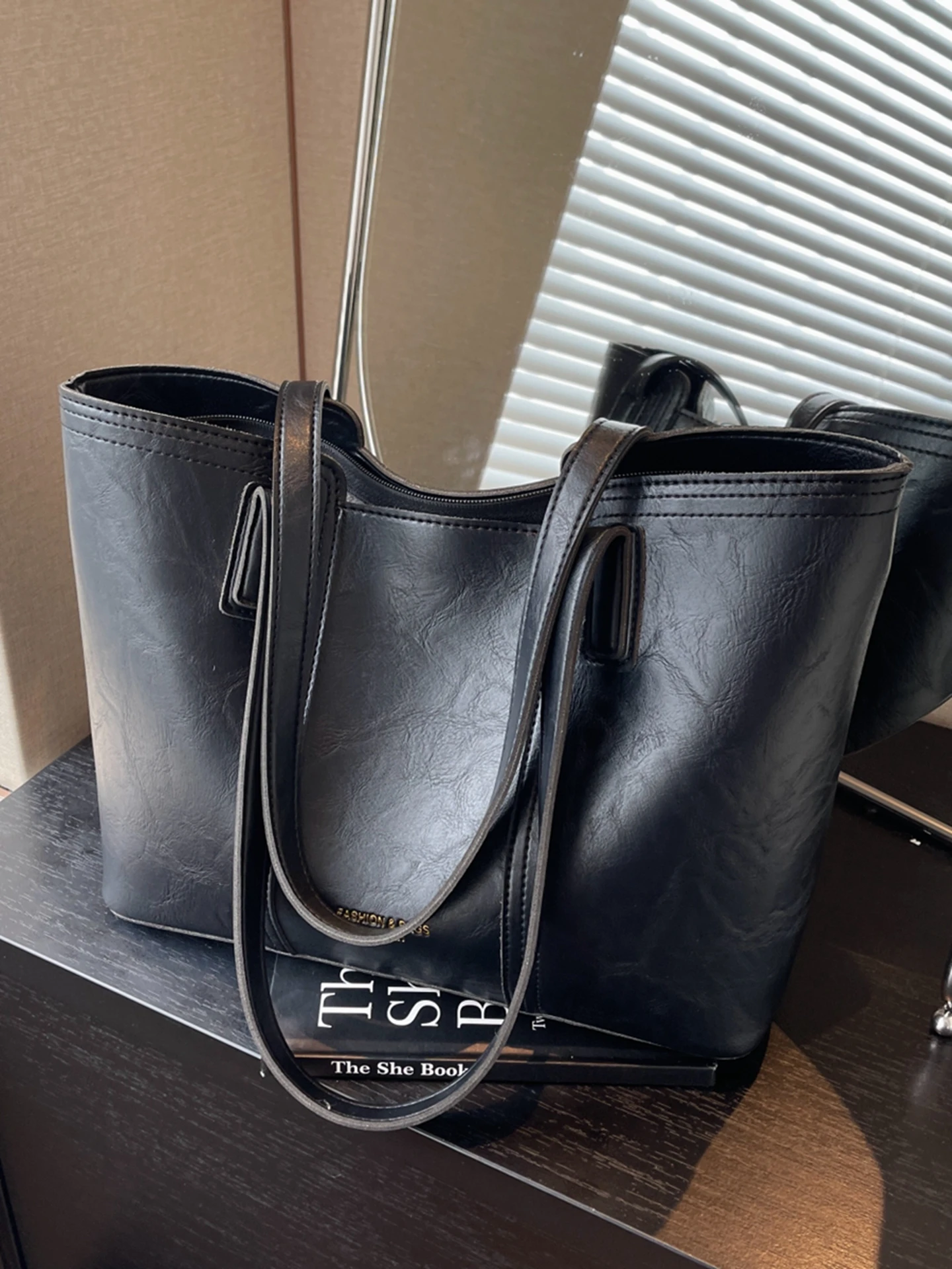 

Texture PU Leather Commuting Tote Bags Women's High Grade Retro Large Capacity One Shoulder Bag Casual Versatile Ladies Handbags