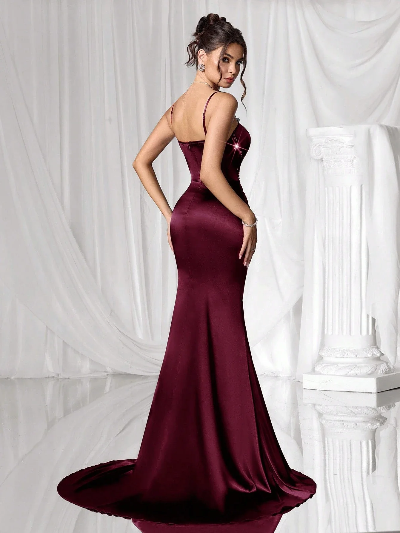 

Бордовое атласное вечернее платье-русалка с бисерной отделкой и кружевным корсетом