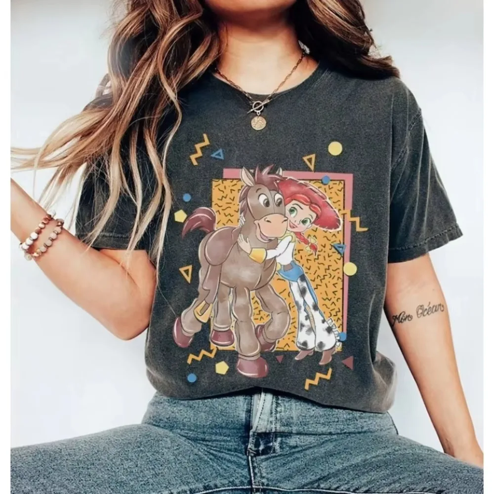 قميص ريترو جيسي وبولسي بألوان مريحة قميص قصة لعبة قميص جيسي وودي قميص ديزني رحلة عائلية ديزني لاند تي شيرت