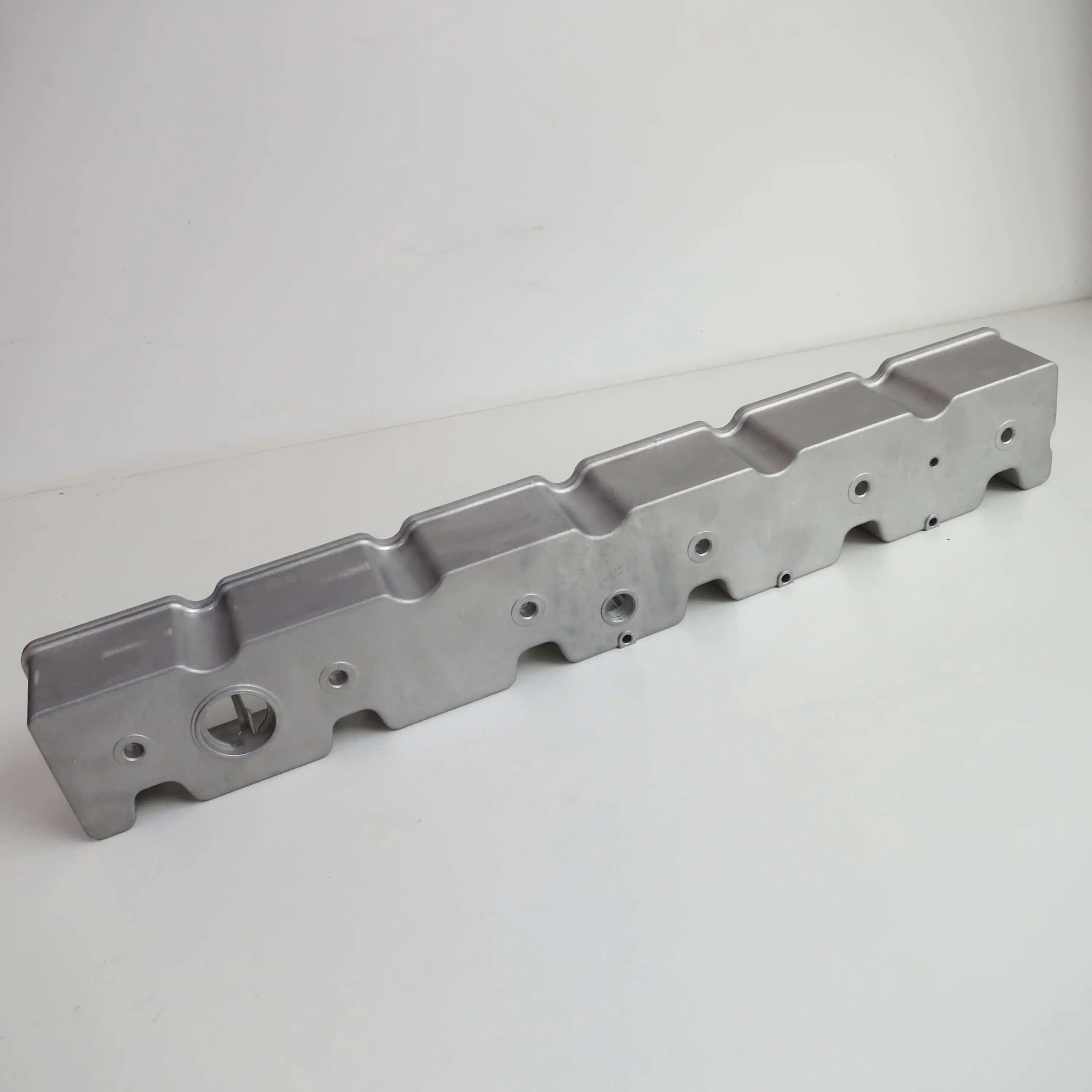 Manufacturer Provides Commercial Die sel Truck Engine Parts 3930903 6CT Valve Cover