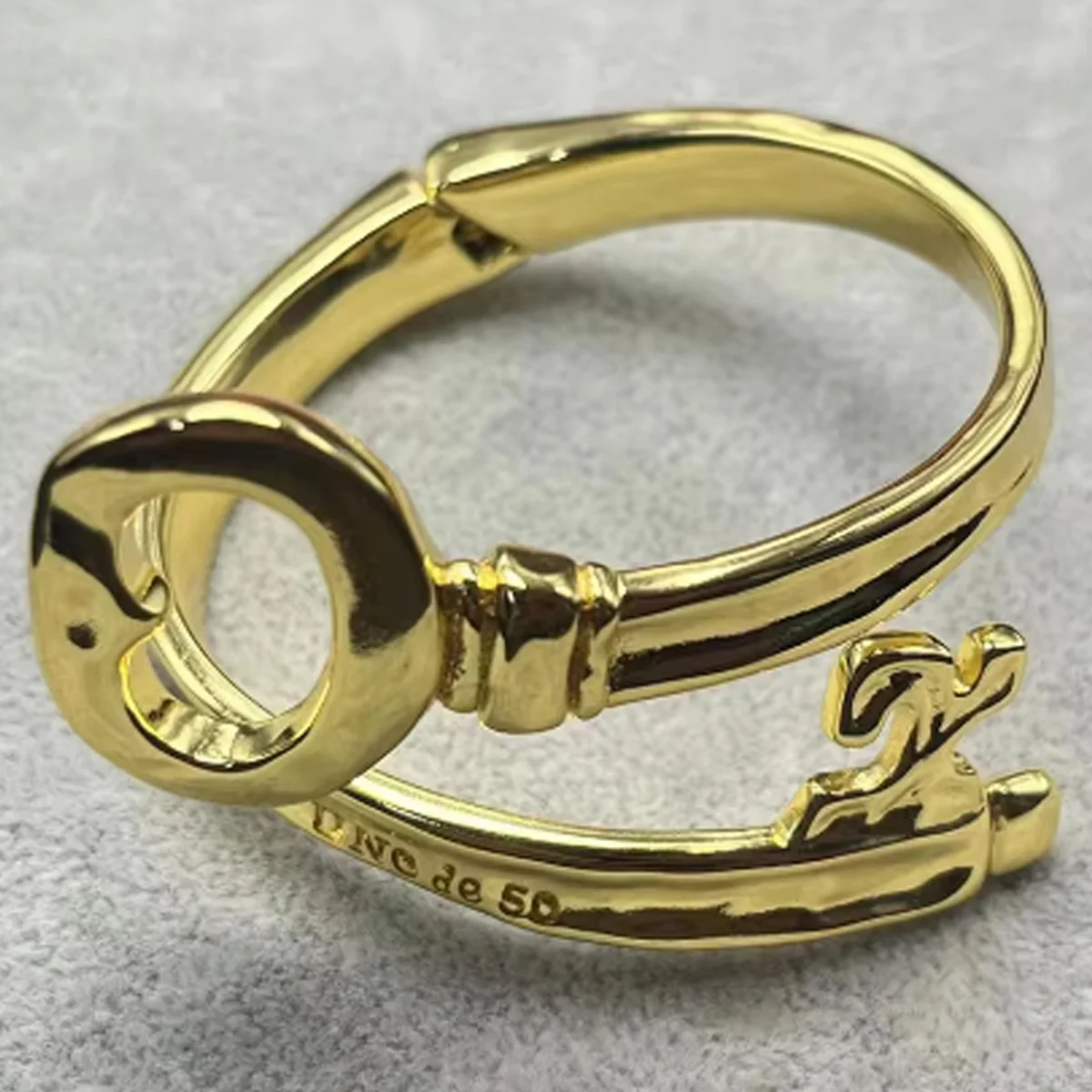 

Новинка 2024, Популярная мода, испанская фотосессия, роскошный позолоченный брелок Uno De 50, золотистый, ювелирный подарок для женщин