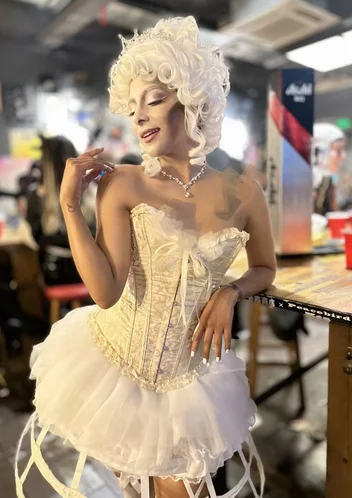 Marie Antoinette parrucche Cosplay principessa parrucca sintetica resistente al calore riccia media + cappuccio parrucca