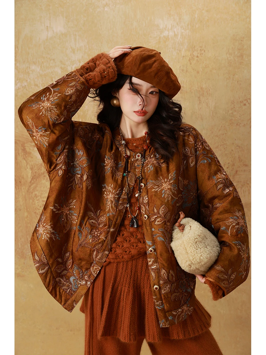 

Женская хлопковая куртка Dangdang Jinghua Yan 2025: Новинка, вышивка бисером, длинный рукав, круглый вырез, на молнии