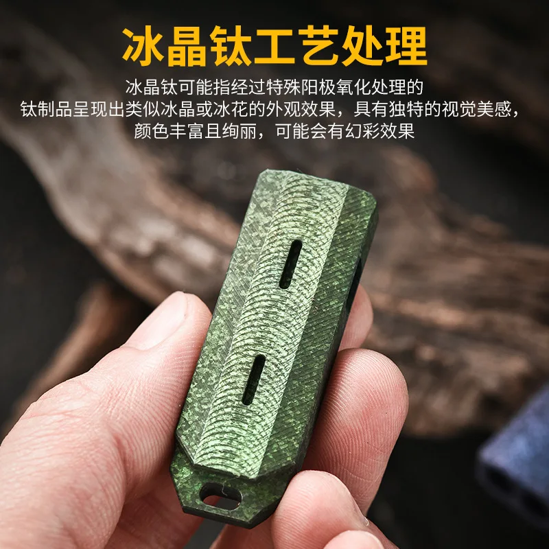 صفارة من سبائك التيتانيوم edc متعددة الوظائف للبقاء على قيد الحياة في الهواء الطلق؛ صفارة قلادة معلقة على شكل مدرب بوصلة عالية النبرة.